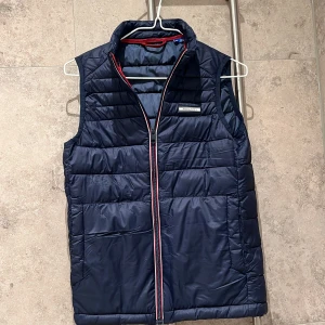 Mörkblå dunväst från Jack & Jones - Mörkblå dunväst från Jack & Jones. Super fin kvalité och super bra till hösten med en tröja under. Nypris 539kr den är äkta 