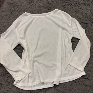 Vit tröja - Säljer denna super coola lite genomskinliga tröja. Det är som en baggier intimissmi tröja. Mycket stretchigt material. Såå snyggt att ha linne under eller BH. Tveka inte attt fråga!💕💕