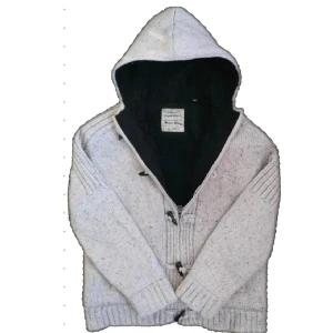 Stickad cardigan  - Säljer en stickad cardigan med fodring på insidan. Fint skick, Dock har en söm gått upp där luvan sitter fast(se bild 3) går enkelt att sy. Kom gärna med bud och skriv vid minsta fundering 