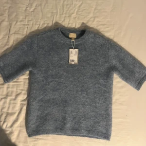 Ljusblå stickad t shirt i mohair - Stickad t shirt i mohair med prislappen kvar