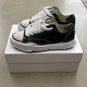 Maison mihara skor - Säljer ett par riktigt feta maison mihara skor som är använda men i bra skick. Låda ingår. Tveka inte med frågor🤝