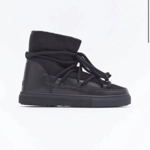 Svarta inuikiis🖤 - Säljer mina jättefina inuikiis. Använda i en säsong❤️ de har en liten inbyggd klack och är perfekta till hösten eller vintern❤️ har många vinterskor och behöver pengar därav pris🥹 kom privat för flera bilder☺️