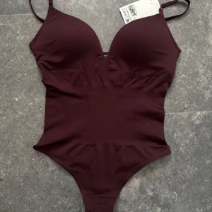 Vinröd body från h&m - Slut såld body, passade inte riktigt mig så aldrig använd med lappar kvar! 🤗