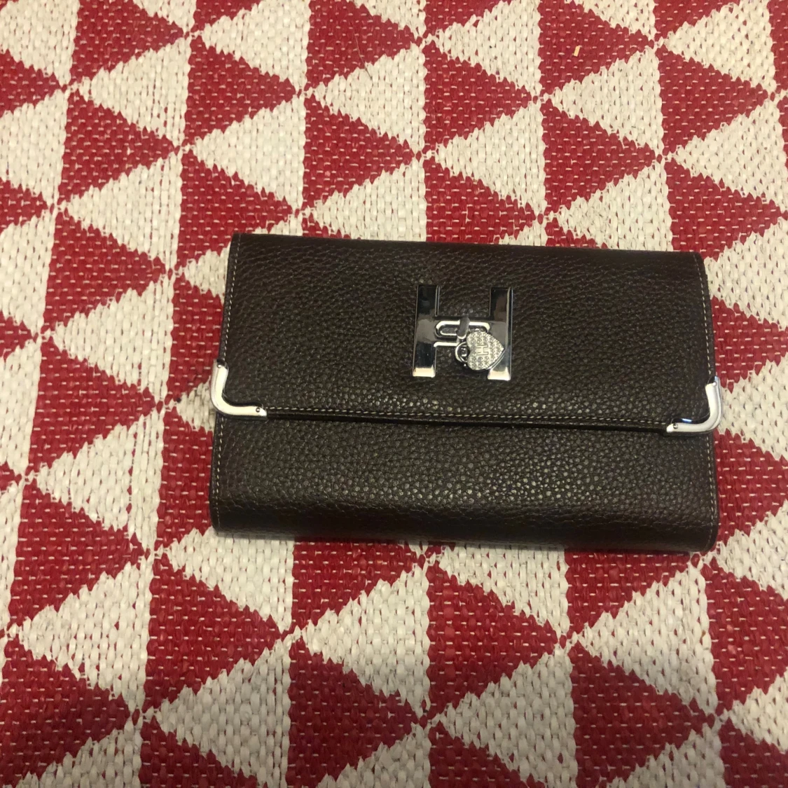 brun plånbok med hjärtformade fack