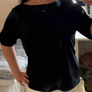 Mörkblå topp med puffärm från H&M - En stilren mörkblå topp från H&M. Toppens material är mjukt och stretchigt, vilket gör den bekväm att bära.💗 storlek M men skulle säga att den passar S också!💕