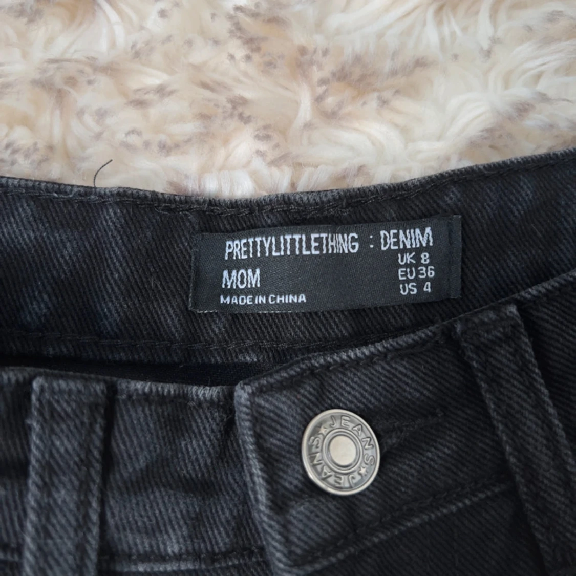 Svarta mom jeans från PrettyLittleThing - 2