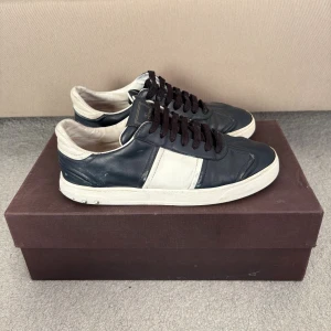 Valentino flycrew - Valentino flycrew skor. Skorna är i strl 40 men passar som 41. Allt og samt kvitto finns, några nitar saknas.