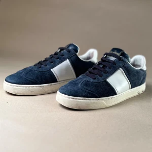 Valentino Garvani Flycrews Mörkblå - Valentino skor  -  Skick: Mycket bra hade velat säga 8/10, 3 nitar saknas  -  Storlek: 38, passar även 39  - Nypris: 6000kr  -  Ingår: Två Valentino dustbags  -  Hör av dig vid minsta fråga📩🙌🏼