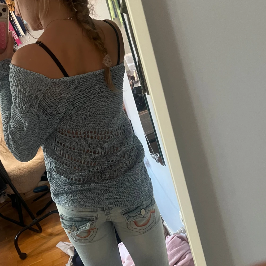 Ljusgrå stickad offshoulder-tröja - 1