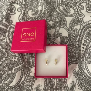 Örhängen - Söta örhängen från Snö of Sweden.  Använda vid 1 tillfälle.  Kolla gärna in mina andra annonser, köp gärna flera varor för att spara på frakten och få ett bra paketpris som vi kommer överens om😊