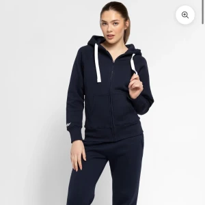 Russemerch mjukisset - säljer russemerch mörkblått mjukisset mjukis byxor och zip hoodie, super fint verkligen💙