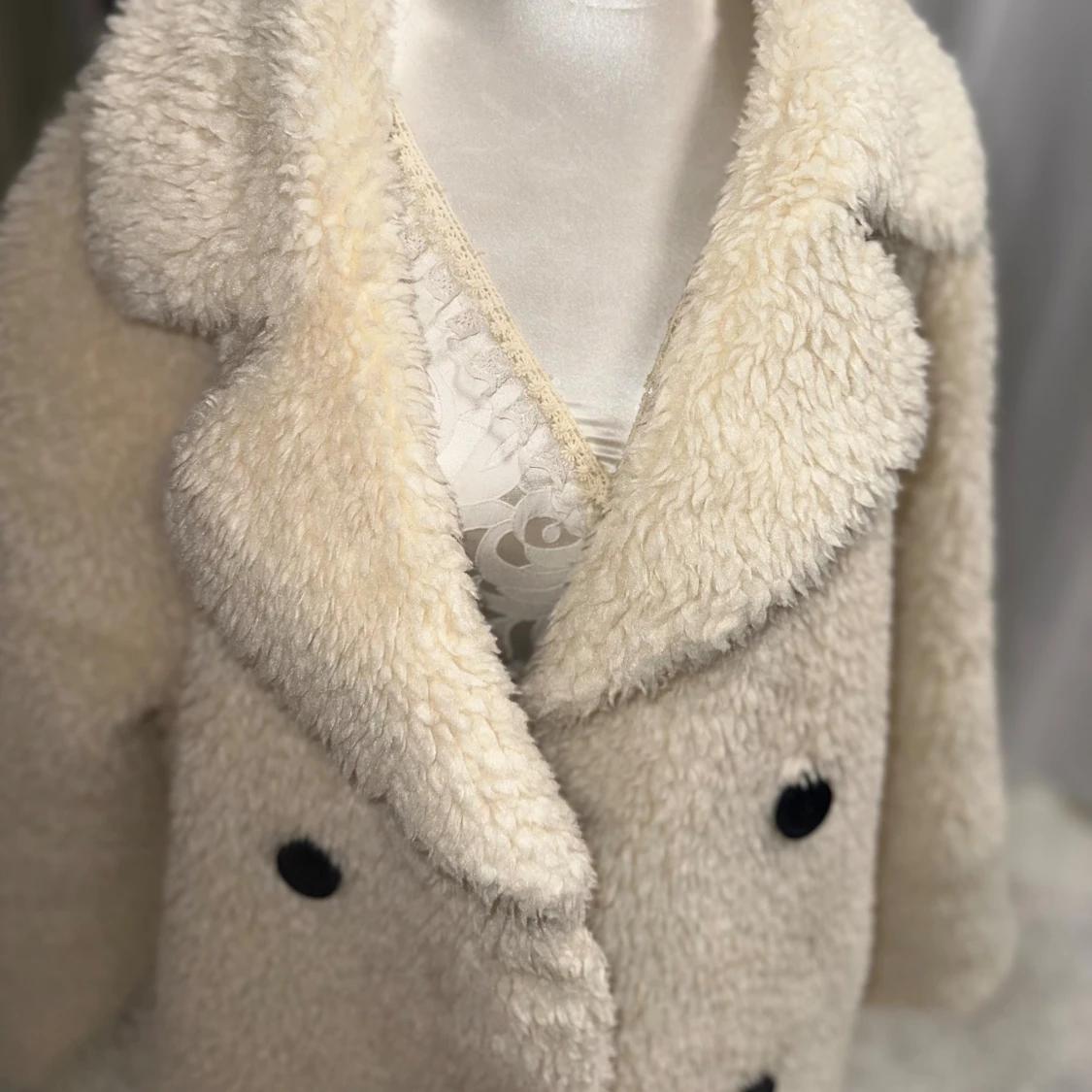 Beige teddyjacka med stora slag - 1