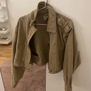 Grön jacka från pull and bear  - Använt max 3 gånger