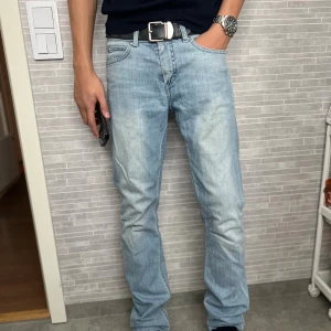 Acne ljusblå raka jeans 29/34 - Ljusblå jeans från Acne i modellen Hex Light. Klassisk femficksdesign, raka ben och normal passform. Tillverkade i bomull med lite elastan för extra komfort. Perfekta för dig som gillar en clean och stilren look.