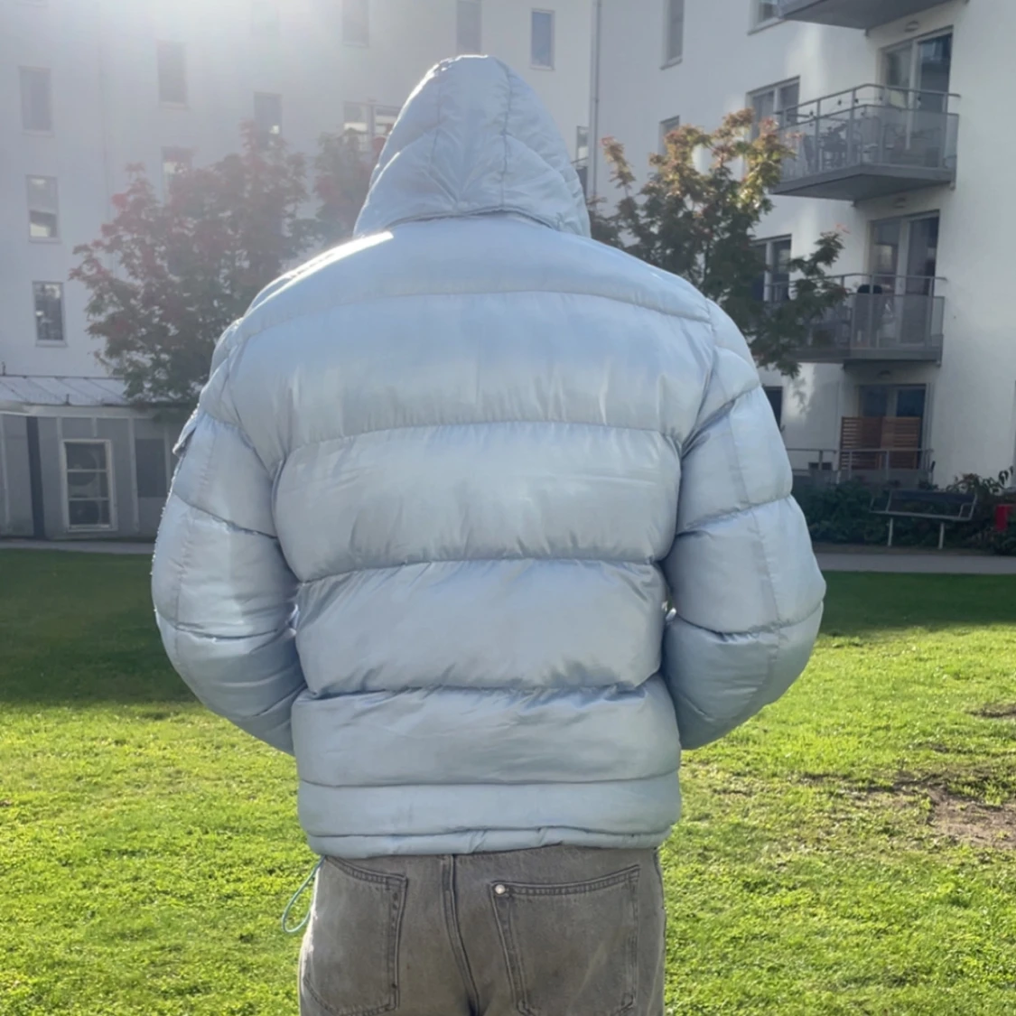 Ljusblå Moncler pufferjacka med huva