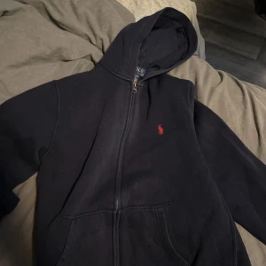 Mörkblå hoodie från Polo Ralph Lauren - Använd men bra skick storlek 152 skulle jag nog säga 