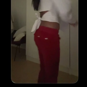 juicy couture - Säljer ett par röda mjukisbyxor med snörning i midjan och fickor framtill. Byxorna har en avslappnad passform och är perfekta för chill dagar. Mjukt material som känns skönt mot huden.