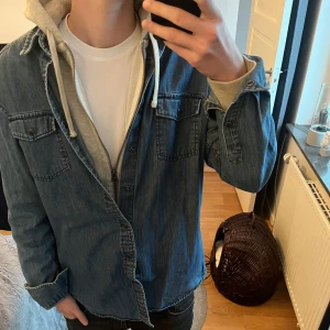 Jeans skjorta - Jeans skjorta från dressmann, storlek L,  jag är 180, den sitter rätt så bra när jag har hoodie under men annars för stor, mycket bra skick, skriv vid frågor!