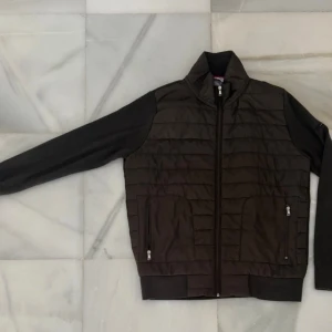 Iceland cardigan - Säljer nu denna snygga bruna iceland cardigan, som desvärre inte kommer till användning längre, Utmärkt skick och knappt använd! Storlek L och hör av er vid fler frågor!