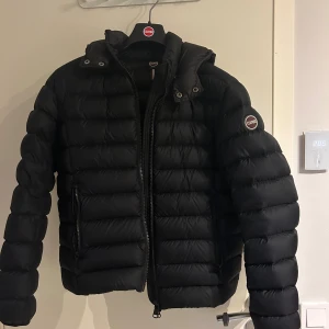 Colmar vinterjacka - Säljer en svart dunjacka från Colmar i storlek 48/M. Använd sparsamt, är i nyskick. Nypris ligger runt 5000, har kvitto. Hör av er vid frågor eller prisförslag👍🏼
