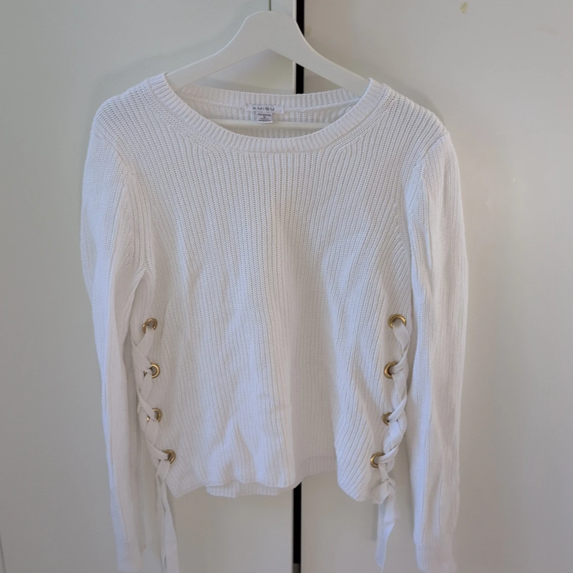 Vit stickad tröja med snörning från Amisu