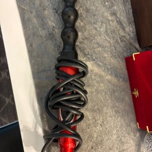 OBH Nordica Locktång - Säljer en röd locktång från OBH Nordica med svart sladd och ergonomiskt handtag med rundade former. Perfekt för att skapa snygga lockar och vågor i håret. Temperatur: 185 grader celcius. Extra lång sladd (2,8m). 50W. 