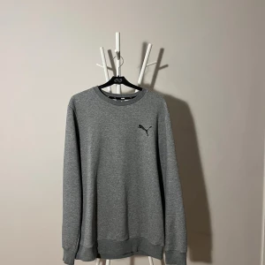 Puma Sweatshirt  - Sjukt mysig sweatshirt, använd vid ett enstaka tillfälle. Skick 10/10✨