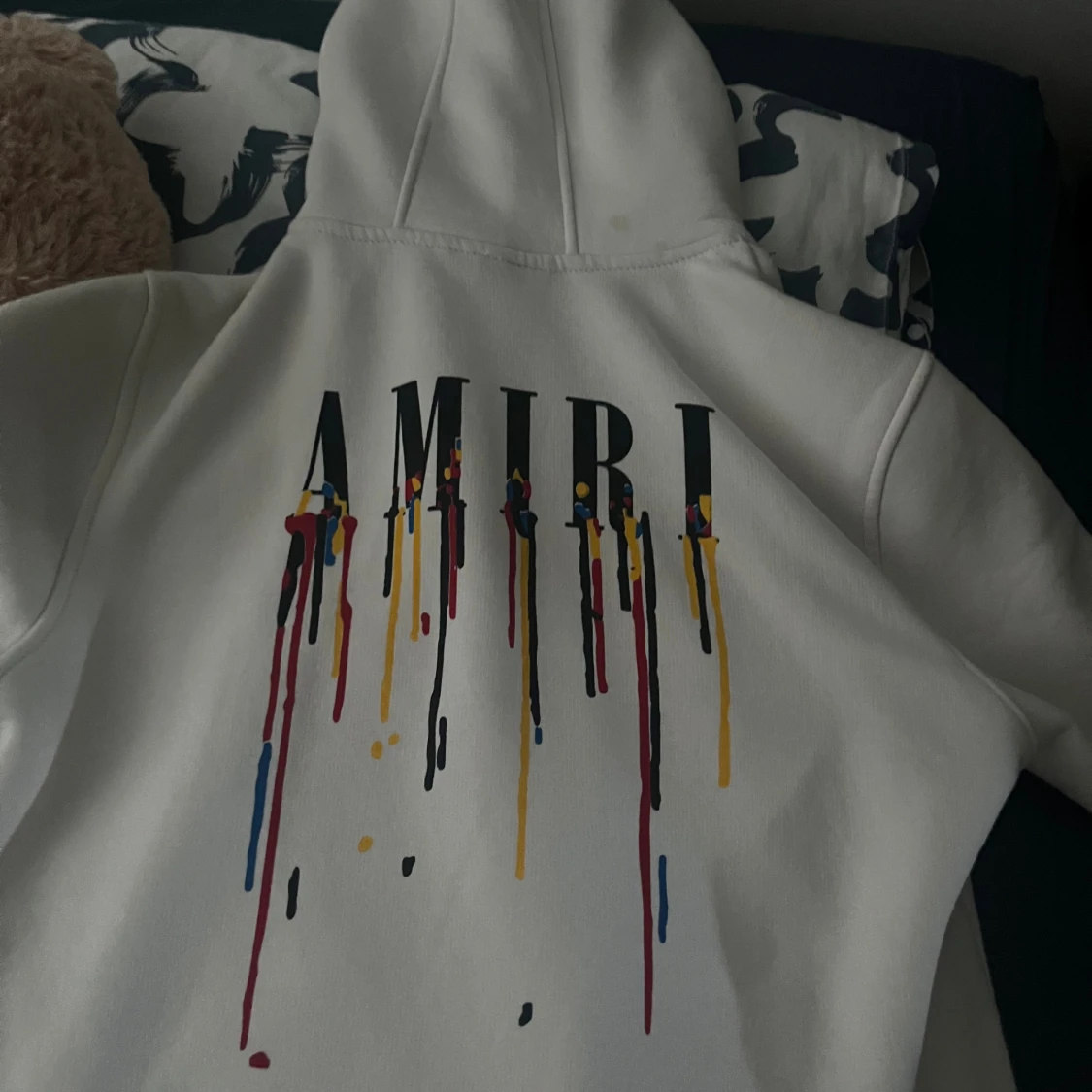 Vit hoodie från Amiri med färgstänk