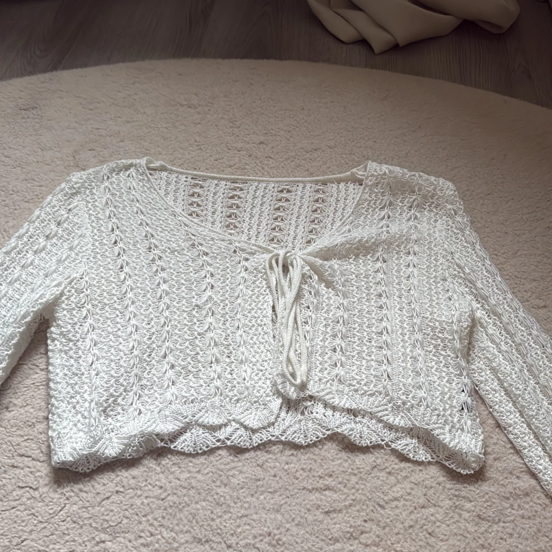 Vit stickad bolerotopp med knyt - 3