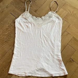 Spetslinnetopp Wera - Söt spetstopp med reglerbara axelband🌸 Lite nopprig och har tyvärr ett hål på nedre framsidan (sista bilden) men går förstås att sy igen🧚‍♂️🧚‍♂️  jättesnygg att ha under tex en urringad tröja✅ Står L men skulle säga mer M 