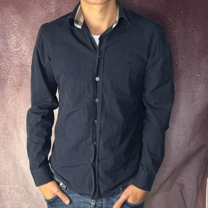 Burberry skjorta - Mycket fint skick | Size M (modellen är 187cm 73kg) | fraktar spårbart inom 24 timmar | för att köpa klicka ”köp nu” | vid frågor eller funderingar skriv en meddelande | följare får bättre rabatter🙌
