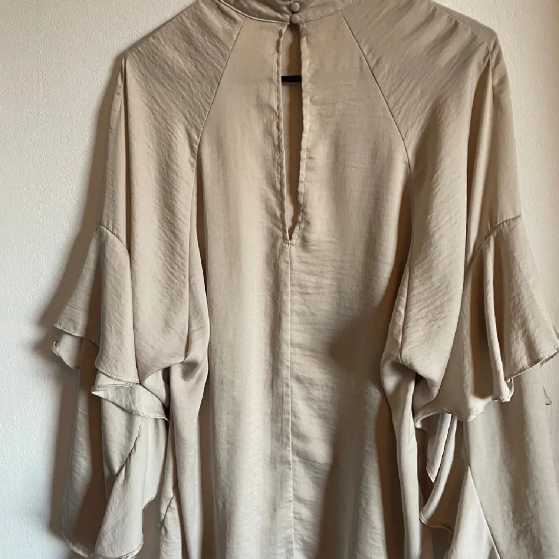 beige blus från H&M storlek 34 - 1