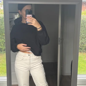 Vita raka jeans med hög midja - Säljer ett par vita jeans med rak passform och hög midja. Byxorna har klassisk femficksdesign och knappgylf. Materialet är stadigt jeans och färgen är helt vit, vilket ger en clean och fräsch look. Perfekta att matcha med hoodies eller t-shirts.