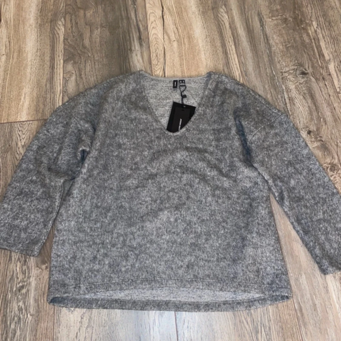 Grå v-ringad tröja från Vero Moda - 1