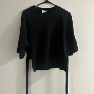 Topp med knyt - Säljer denna superpopulära toppen från Nelly då den tyvärr inte kommer till användning längre💕I superfint skick!!