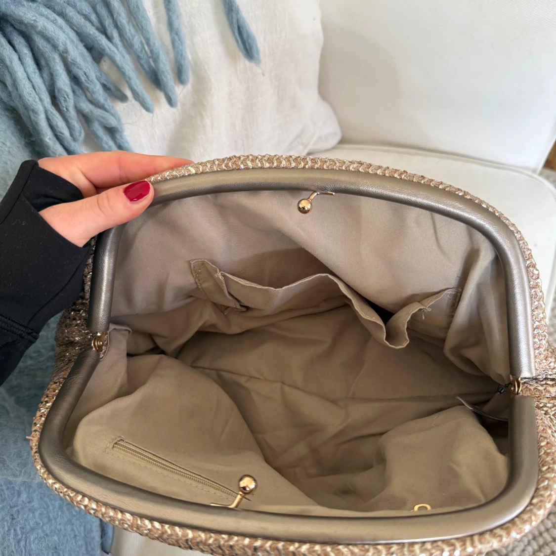 Glittrig flätad kuvertväska - 1