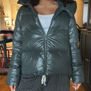 Grön pufferjacka - Säljer en snygg grön pufferjacka i glansigt material. Helt ny, aldrig använd! Nypris 1845 från Lawrence grey. Pris går att diskutera vid snabb affär! 