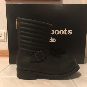 Primeboots  - Svarta Primeboots som endast är använda fåtal gånger, därav bra skick. Liten annorlunda modell från Primeboots ✨