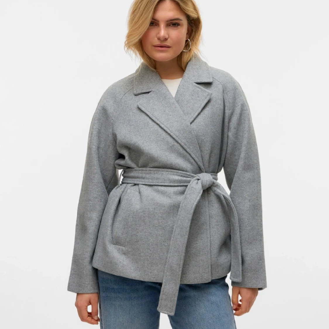 Grå omlottjacka med bälte