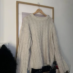 Begie Stickad tröja  - Säljer en beige stickad tröja, som är jätte skön, mjukt material, perfekt till vintern, den är lite nopprig men inget som syns❤️