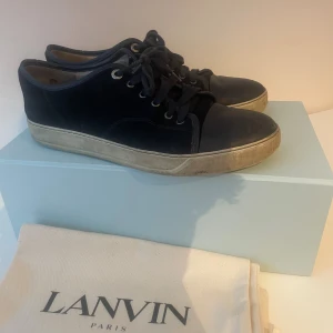 Lanvin cap toe - Säljer ett par blå Lanvin cap toe, perfekta för festliga tillfällen men även vanliga. De är i storlek 43/44. Köpta på NK i göteborg! Skriv gärna vid frågor eller intresse!