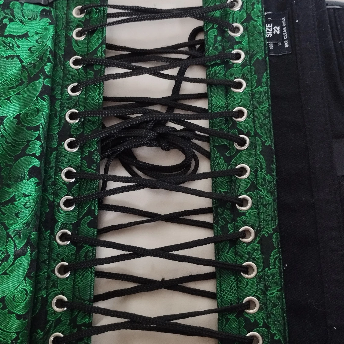 Underbystkorsett 22 med lack detaljer och grön brokad - 3