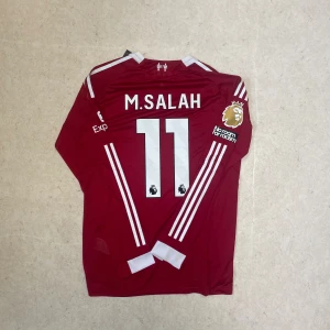 Liverpool Hemma 25/26 Långärmad - Liverpool hemma kit inför 25/26 säsongen i långärmat, fint skick o använd med Salah #11 på ryggen. Storlek L men passar mer som M  Kom gärna med bud eller frågor 👌🏻