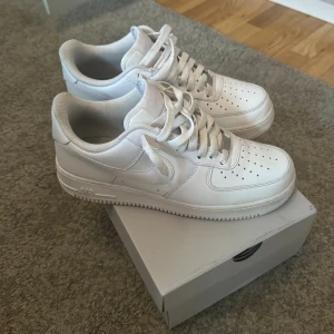 Ait force 1  - Hej, säljer dessa airforce 1ttor, skorna är i mycket bra skick! Det är bara att skriva vid fler frågor eller funderingar.