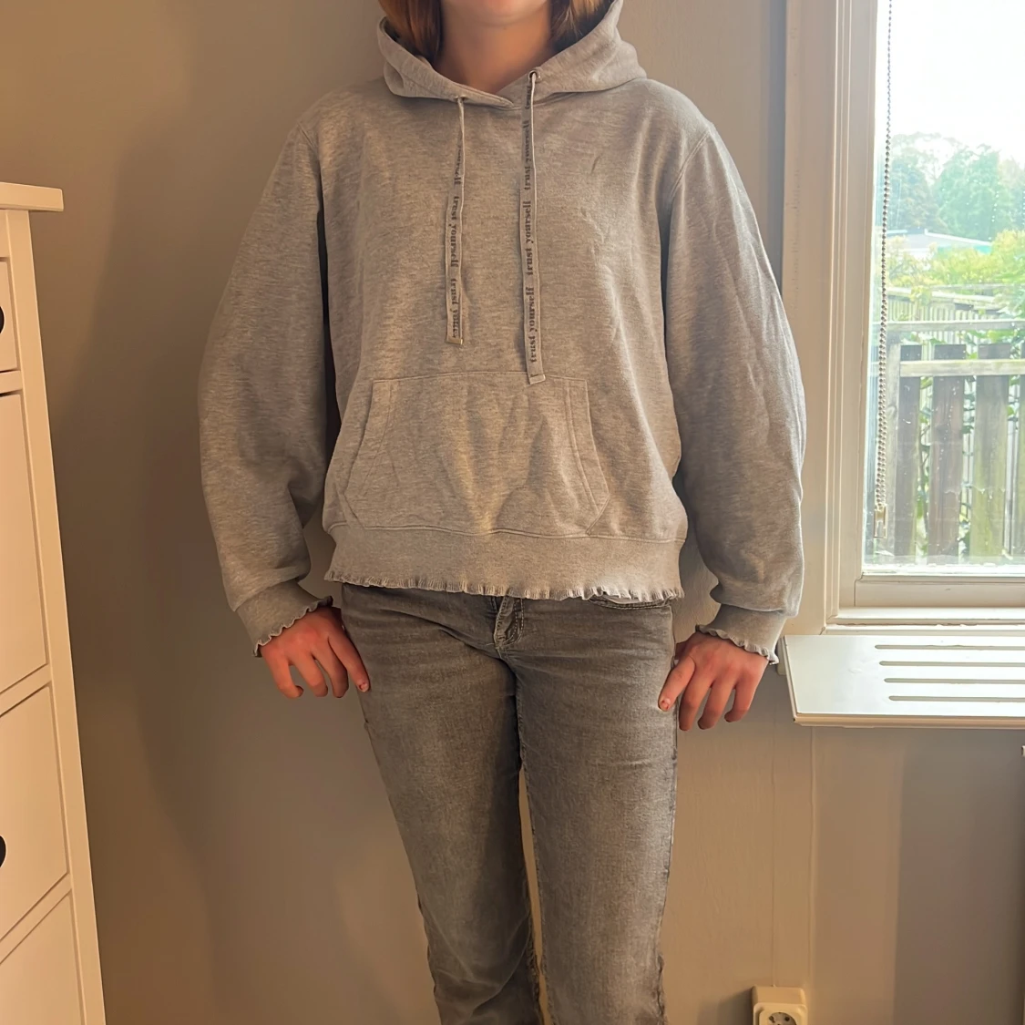 Grå hoodie med volangkant FB Sister