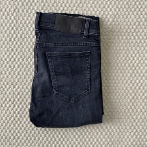 Svarta tiger of Sweden jeans - Svarta tiger of Sweden jeans i storlek 30/34| nypris är runt 1200 kr| skicket är som nytt, inga defekter!| skriv vid minsta fråga eller fundering!