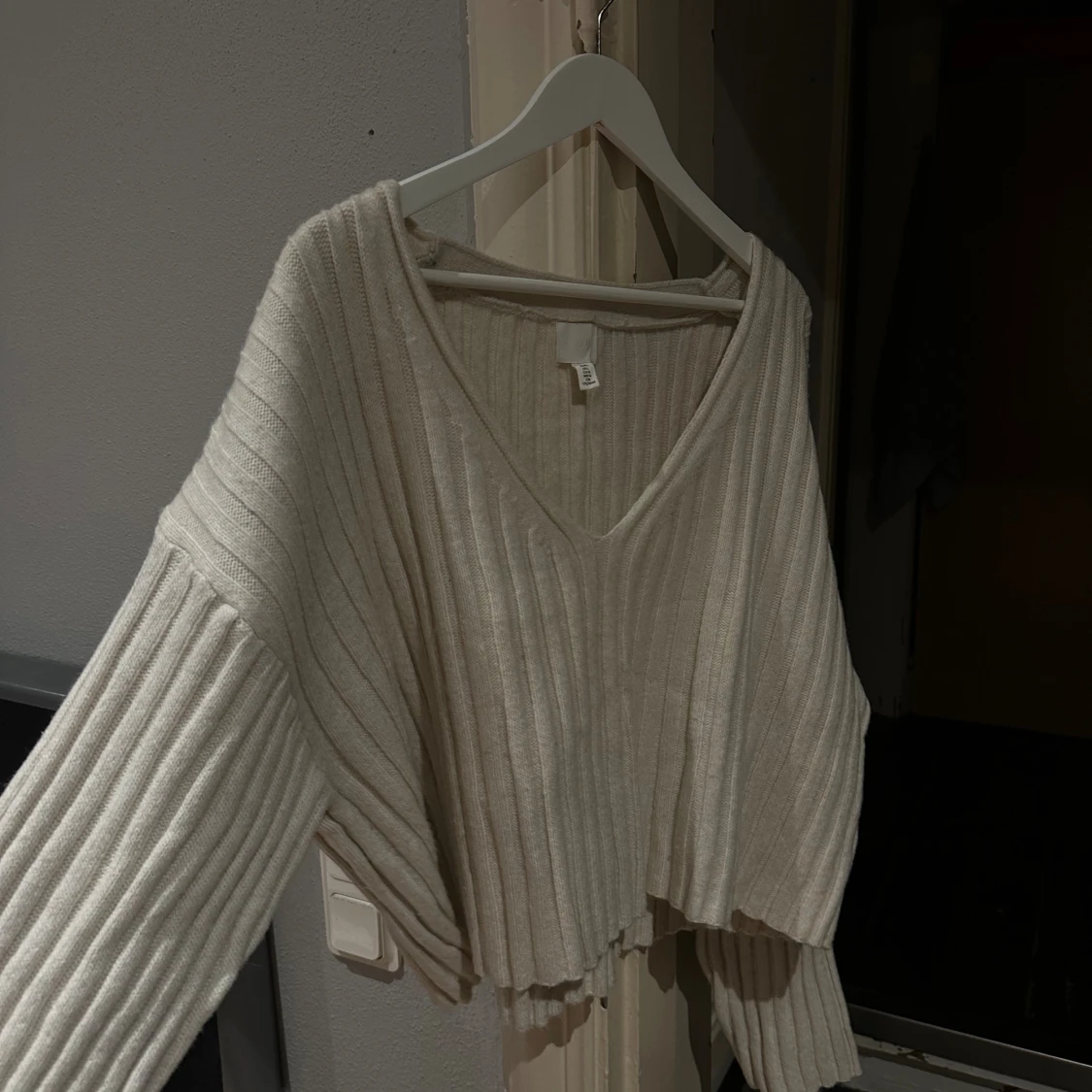 Beige ribbad croppad stickad tröja - 1