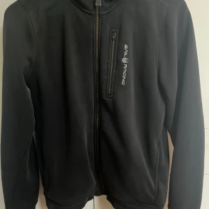 Svart jacka från Sail Racing, strl 170 - Jättesnygg sailracing jacka i strl 170 barnstrl❣️ använd men ändå i hyfsat skick. Köpt för 1200 kr❣️