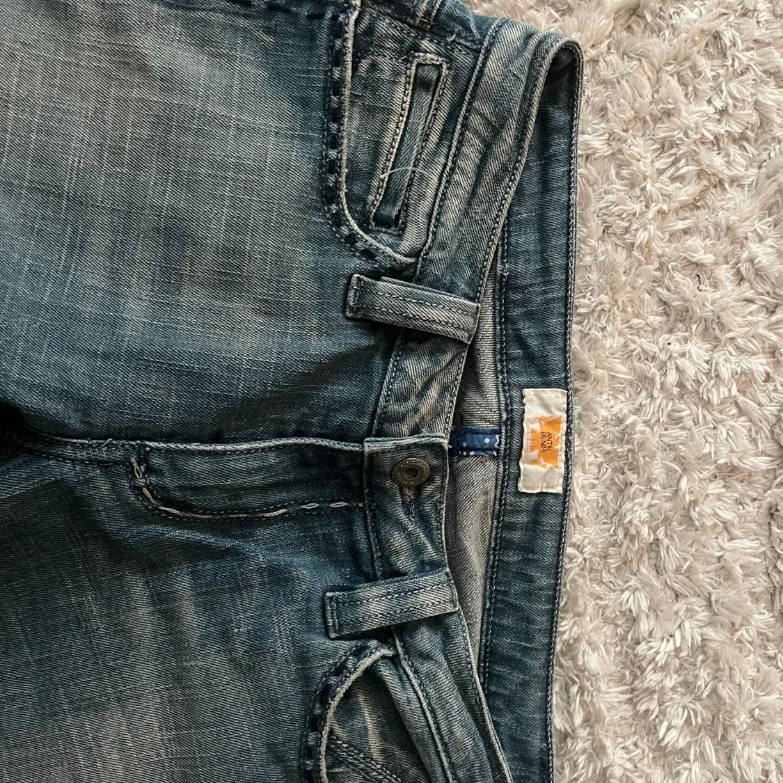 Blå jeans med broderade bakfickor - 2