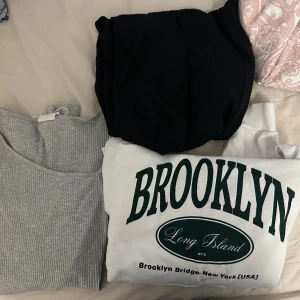 1 outfit  - 1 hel outfit för 120kr. Hoodie M, grå långärmad tröja Xl men känns som M och svarta lösa kostymbyxor L.